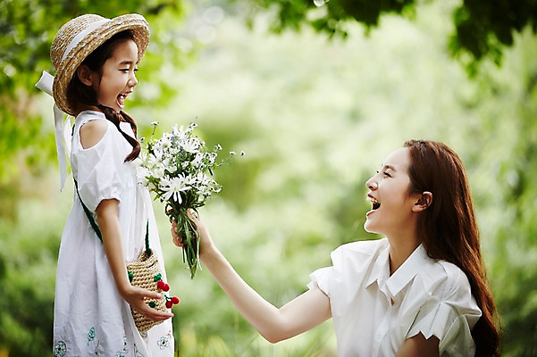 포토 JPG 주간 여자 딸 어린이 꽃다발 가족 모녀 엄마 서기 미소 들기 앉기 소녀 상반신 성인 야외 두명 옆모습 30대 화목 한국인 숲속 즐거움 주기 밀짚모자 여자만 국내포토 자연요소 모자_잡화 꽃 감정 뷰포인트 컨셉 관계 모션 표정 사람 동양인 장년 숲 파일형식