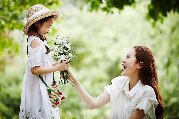 포토 JPG 주간 여자 딸 어린이 꽃다발 가족 모녀 엄마 서기 미소 들기 앉기 소녀 상반신 성인 야외 두명 옆모습 30대 화목 한국인 숲속 즐거움 주기 밀짚모자 여자만 국내포토 자연요소 모자_잡화 꽃 감정 뷰포인트 컨셉 관계 모션 표정 사람 동양인 장년 숲 파일형식