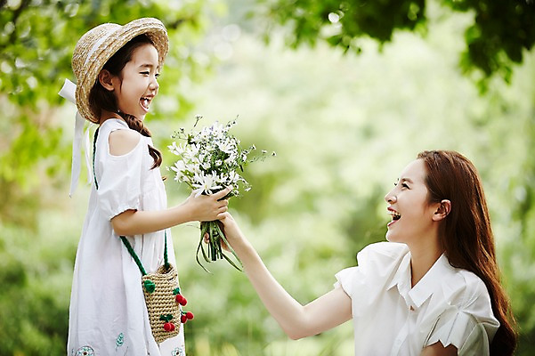 포토 JPG 주간 여자 딸 어린이 꽃다발 가족 모녀 엄마 서기 미소 들기 앉기 소녀 상반신 성인 야외 두명 옆모습 30대 화목 한국인 숲속 즐거움 주기 밀짚모자 여자만 국내포토 자연요소 모자_잡화 꽃 감정 뷰포인트 컨셉 관계 모션 표정 사람 동양인 장년 숲 파일형식