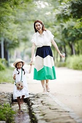 포토 JPG 주간 전신 여자 딸 어린이 가족 모녀 엄마 소녀 성인 야외 두명 앞모습 30대 걷기 손잡기 화목 산책 한국인 물가 숲속 즐거움 밀짚모자 여자만 국내포토 자연요소 모자_잡화 감정 뷰포인트 컨셉 관계 모션 휴식 사람 동양인 풍경 장년 숲 파일형식