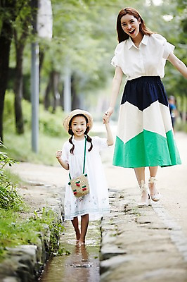 포토 JPG 주간 전신 여자 딸 어린이 가족 모녀 엄마 소녀 성인 야외 두명 앞모습 30대 걷기 손잡기 화목 산책 한국인 물가 숲속 즐거움 밀짚모자 여자만 국내포토 자연요소 모자_잡화 감정 뷰포인트 컨셉 관계 모션 휴식 사람 동양인 풍경 장년 숲 파일형식