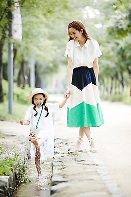 포토 JPG 주간 전신 여자 딸 어린이 가족 모녀 엄마 소녀 성인 야외 두명 앞모습 30대 걷기 손잡기 화목 산책 한국인 물가 숲속 즐거움 밀짚모자 여자만 국내포토 자연요소 모자_잡화 감정 뷰포인트 컨셉 관계 모션 휴식 사람 동양인 풍경 장년 숲 파일형식