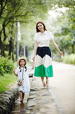 포토 JPG 주간 전신 여자 딸 어린이 가족 모녀 엄마 소녀 성인 야외 두명 앞모습 30대 걷기 손잡기 화목 산책 한국인 물가 숲속 즐거움 밀짚모자 여자만 국내포토 자연요소 모자_잡화 감정 뷰포인트 컨셉 관계 모션 휴식 사람 동양인 풍경 장년 숲 파일형식