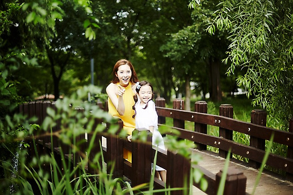 포토 JPG 주간 여자 딸 어린이 가족 모녀 엄마 서기 미소 소녀 상반신 성인 야외 두명 앞모습 30대 한국인 숲속 즐거움 가교 여자만 국내포토 자연요소 건축물 감정 뷰포인트 관계 모션 표정 사람 동양인 장년 숲 파일형식