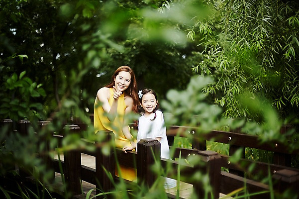 포토 JPG 주간 여자 딸 어린이 가족 모녀 엄마 서기 미소 소녀 상반신 성인 야외 두명 앞모습 30대 한국인 숲속 즐거움 가교 여자만 국내포토 자연요소 건축물 감정 뷰포인트 관계 모션 표정 사람 동양인 장년 숲 파일형식