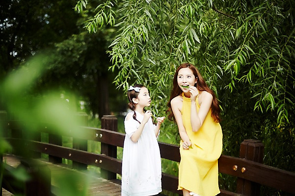 포토 JPG 주간 여자 딸 어린이 가족 모녀 엄마 서기 미소 소녀 상반신 성인 야외 두명 앞모습 30대 한국인 숲속 즐거움 가교 여자만 국내포토 자연요소 건축물 감정 뷰포인트 관계 모션 표정 사람 동양인 장년 숲 파일형식