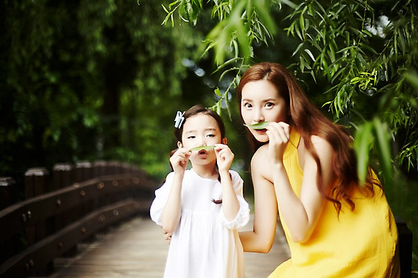 포토 JPG 주간 여자 딸 어린이 가족 모녀 엄마 나뭇잎 서기 들기 소녀 상반신 성인 야외 두명 앞모습 30대 한국인 숲속 즐거움 가교 여자만 국내포토 자연요소 건축물 감정 뷰포인트 잎 관계 모션 사람 동양인 장년 숲 파일형식