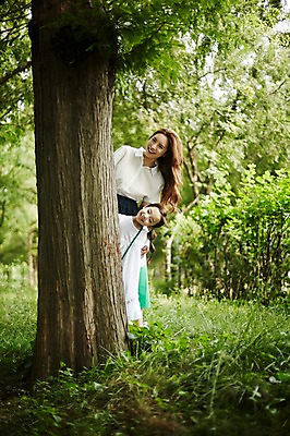 포토 JPG 주간 전신 나무 여자 딸 어린이 가족 모녀 엄마 서기 미소 소녀 성인 야외 두명 앞모습 30대 화목 한국인 숲속 여자만 국내포토 자연요소 식물 뷰포인트 컨셉 관계 모션 표정 사람 동양인 장년 숲 파일형식