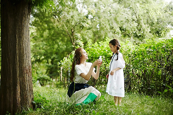 포토 JPG 주간 전신 나무 여자 딸 어린이 인형 가족 모녀 엄마 서기 들기 앉기 소녀 성인 야외 두명 옆모습 30대 화목 한국인 숲속 여자만 국내포토 자연요소 식물 뷰포인트 컨셉 관계 모션 사람 동양인 장년 숲 파일형식