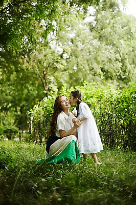 포토 JPG 주간 전신 여자 딸 어린이 가족 모녀 엄마 키스 서기 앉기 소녀 성인 야외 두명 옆모습 30대 화목 한국인 숲속 여자만 국내포토 자연요소 뷰포인트 컨셉 관계 모션 사람 동양인 장년 숲 애정표현 파일형식