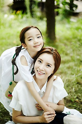 포토 JPG 주간 여자 딸 어린이 가족 포옹 모녀 엄마 미소 앉기 소녀 상반신 성인 야외 두명 앞모습 30대 화목 한국인 숲속 여자만 국내포토 자연요소 뷰포인트 컨셉 관계 안기 모션 표정 사람 동양인 장년 숲 파일형식