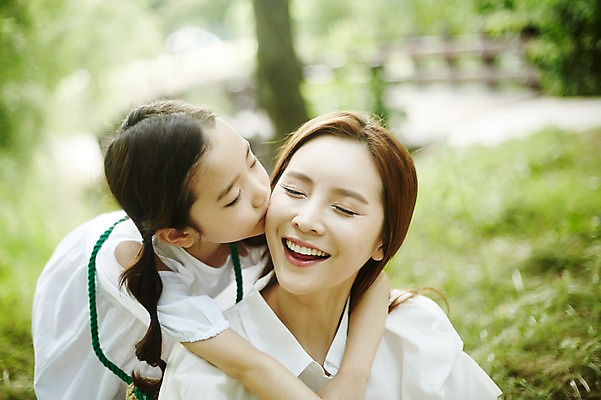 포토 JPG 주간 여자 딸 어린이 가족 포옹 모녀 엄마 키스 미소 앉기 소녀 상반신 성인 야외 두명 앞모습 30대 화목 한국인 숲속 여자만 국내포토 자연요소 뷰포인트 컨셉 관계 안기 모션 표정 사람 동양인 장년 숲 애정표현 파일형식