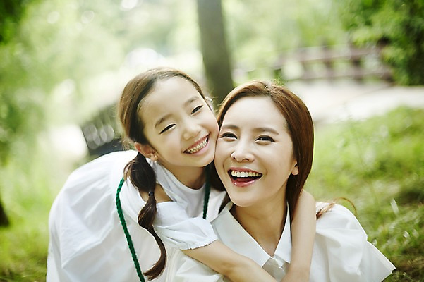 포토 JPG 주간 여자 딸 어린이 가족 포옹 모녀 엄마 미소 앉기 소녀 상반신 성인 야외 두명 앞모습 30대 화목 한국인 숲속 여자만 국내포토 자연요소 뷰포인트 컨셉 관계 안기 모션 표정 사람 동양인 장년 숲 파일형식