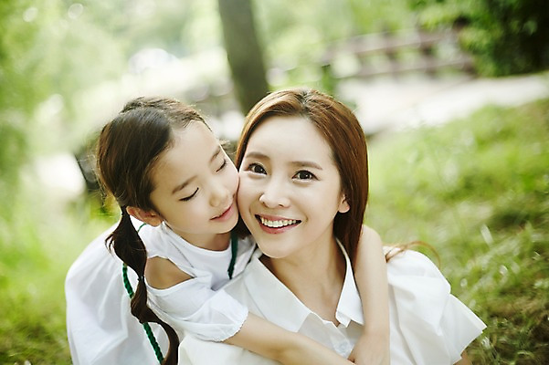 포토 JPG 주간 여자 딸 어린이 가족 포옹 모녀 엄마 미소 앉기 소녀 상반신 성인 야외 두명 앞모습 30대 화목 한국인 숲속 여자만 국내포토 자연요소 뷰포인트 컨셉 관계 안기 모션 표정 사람 동양인 장년 숲 파일형식