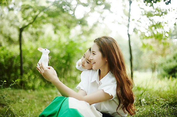 포토 JPG 주간 여자 딸 어린이 가족 모녀 엄마 들기 앉기 소녀 성인 야외 두명 옆모습 아웃포커스 30대 화목 한국인 숲속 토끼인형 여자만 국내포토 자연요소 인형 뷰포인트 컨셉 관계 모션 촬영기법 사람 동양인 장년 토끼 숲 파일형식