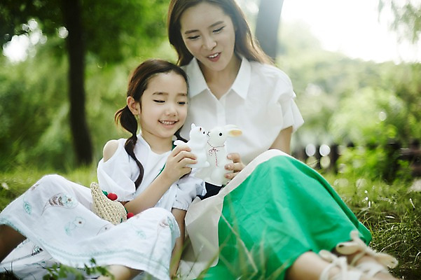 포토 JPG 주간 전신 여자 딸 어린이 가족 모녀 엄마 미소 들기 앉기 소녀 성인 야외 두명 앞모습 30대 화목 한국인 숲속 토끼인형 여자만 국내포토 자연요소 인형 뷰포인트 컨셉 관계 모션 표정 사람 동양인 장년 토끼 숲 파일형식