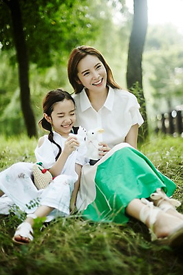 포토 JPG 주간 전신 여자 딸 어린이 가족 모녀 엄마 미소 들기 앉기 소녀 성인 야외 두명 앞모습 30대 화목 한국인 숲속 토끼인형 여자만 국내포토 자연요소 인형 뷰포인트 컨셉 관계 모션 표정 사람 동양인 장년 토끼 숲 파일형식