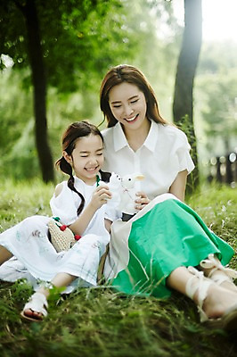 포토 JPG 주간 전신 여자 딸 어린이 가족 모녀 엄마 미소 들기 앉기 소녀 성인 야외 두명 앞모습 30대 화목 한국인 숲속 토끼인형 여자만 국내포토 자연요소 인형 뷰포인트 컨셉 관계 모션 표정 사람 동양인 장년 토끼 숲 파일형식