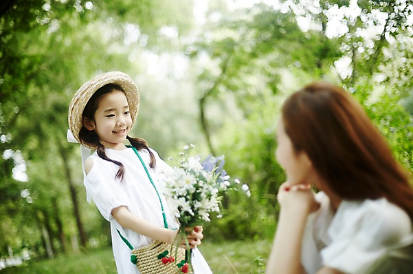 포토 JPG 주간 여자 딸 어린이 꽃다발 가족 모녀 엄마 서기 미소 들기 앉기 소녀 상반신 성인 야외 두명 옆모습 30대 화목 한국인 숲속 즐거움 주기 밀짚모자 여자만 국내포토 자연요소 모자_잡화 꽃 감정 뷰포인트 컨셉 관계 모션 표정 사람 동양인 장년 숲 파일형식
