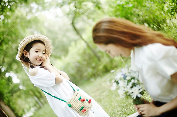 포토 JPG 주간 여자 딸 어린이 꽃다발 가족 모녀 엄마 서기 미소 들기 앉기 소녀 상반신 성인 야외 두명 옆모습 30대 화목 한국인 숲속 즐거움 주기 밀짚모자 여자만 국내포토 자연요소 모자_잡화 꽃 감정 뷰포인트 컨셉 관계 모션 표정 사람 동양인 장년 숲 파일형식
