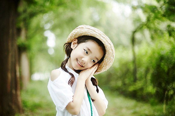 포토 JPG 주간 여자 어린이 포즈 한명 서기 미소 소녀 상반신 야외 앞모습 아웃포커스 한국인 숲속 즐거움 밀짚모자 소녀한명만 국내포토 자연요소 모자_잡화 1 감정 뷰포인트 모션 촬영기법 표정 사람 동양인 숲 여자한명만 소녀만 파일형식