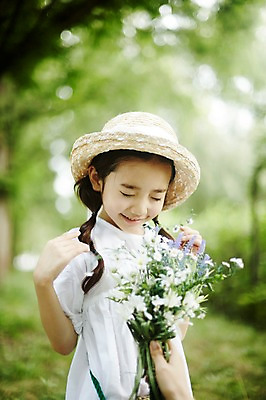 포토 JPG 주간 여자 행복 어린이 꽃다발 한명 서기 미소 들기 소녀 상반신 야외 앞모습 아웃포커스 한국인 숲속 즐거움 밀짚모자 소녀한명만 국내포토 자연요소 모자_잡화 1 꽃 감정 뷰포인트 모션 촬영기법 표정 사람 동양인 숲 여자한명만 소녀만 파일형식