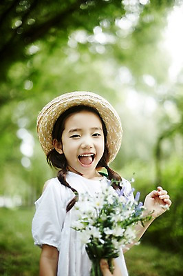 포토 JPG 주간 여자 행복 어린이 꽃다발 한명 서기 미소 들기 소녀 상반신 야외 앞모습 아웃포커스 한국인 숲속 즐거움 밀짚모자 소녀한명만 국내포토 자연요소 모자_잡화 1 꽃 감정 뷰포인트 모션 촬영기법 표정 사람 동양인 숲 여자한명만 소녀만 파일형식