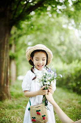 포토 JPG 주간 여자 행복 어린이 꽃다발 한명 서기 미소 들기 소녀 상반신 야외 앞모습 아웃포커스 한국인 숲속 즐거움 밀짚모자 소녀한명만 국내포토 자연요소 모자_잡화 1 꽃 감정 뷰포인트 모션 촬영기법 표정 사람 동양인 숲 여자한명만 소녀만 파일형식