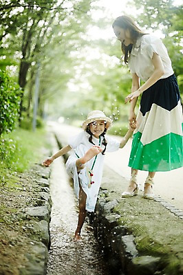 포토 JPG 주간 전신 여자 딸 어린이 가족 물장구 모녀 엄마 소녀 성인 야외 두명 앞모습 30대 걷기 손잡기 화목 산책 한국인 물가 숲속 즐거움 밀짚모자 여자만 국내포토 자연요소 모자_잡화 감정 뷰포인트 컨셉 관계 모션 물놀이 휴식 사람 동양인 풍경 장년 숲 파일형식