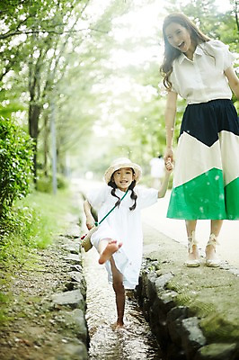 포토 JPG 주간 전신 여자 딸 어린이 가족 물장구 모녀 엄마 소녀 성인 야외 두명 앞모습 30대 걷기 손잡기 화목 산책 한국인 물가 숲속 즐거움 밀짚모자 여자만 국내포토 자연요소 모자_잡화 감정 뷰포인트 컨셉 관계 모션 물놀이 휴식 사람 동양인 풍경 장년 숲 파일형식