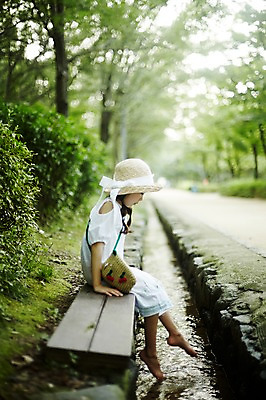 포토 JPG 주간 전신 여자 어린이 벤치 장난 물장구 한명 앉기 소녀 야외 옆모습 한국인 물가 숲속 즐거움 밀짚모자 소녀한명만 국내포토 자연요소 모자_잡화 1 감정 뷰포인트 의자 모션 물놀이 사람 동양인 풍경 숲 여자한명만 소녀만 파일형식