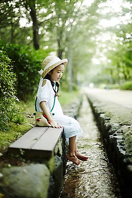 포토 JPG 주간 전신 여자 어린이 벤치 장난 한명 앉기 소녀 야외 옆모습 한국인 물가 숲속 즐거움 밀짚모자 소녀한명만 국내포토 자연요소 모자_잡화 1 감정 뷰포인트 의자 모션 사람 동양인 풍경 숲 여자한명만 소녀만 파일형식