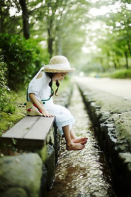 포토 JPG 주간 전신 여자 어린이 벤치 장난 물장구 한명 앉기 소녀 야외 옆모습 한국인 물가 숲속 즐거움 밀짚모자 소녀한명만 국내포토 자연요소 모자_잡화 1 감정 뷰포인트 의자 모션 물놀이 사람 동양인 풍경 숲 여자한명만 소녀만 파일형식