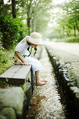 포토 JPG 주간 전신 여자 어린이 벤치 장난 물장구 한명 미소 앉기 소녀 야외 옆모습 한국인 물가 숲속 즐거움 밀짚모자 소녀한명만 국내포토 자연요소 모자_잡화 1 감정 뷰포인트 의자 모션 물놀이 표정 사람 동양인 풍경 숲 여자한명만 소녀만 파일형식