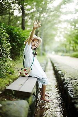 포토 JPG 주간 전신 여자 어린이 벤치 장난 물장구 한명 미소 앉기 소녀 야외 옆모습 한국인 물가 숲속 즐거움 밀짚모자 손인사 소녀한명만 국내포토 자연요소 모자_잡화 1 감정 뷰포인트 의자 모션 물놀이 표정 사람 동양인 풍경 인사 숲 여자한명만 소녀만 파일형식