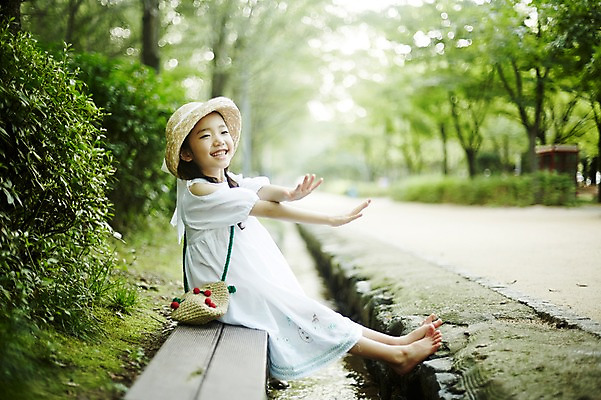 포토 JPG 주간 전신 여자 어린이 벤치 장난 물장구 한명 미소 앉기 소녀 야외 옆모습 한국인 물가 숲속 즐거움 밀짚모자 소녀한명만 국내포토 자연요소 모자_잡화 1 감정 뷰포인트 의자 모션 물놀이 표정 사람 동양인 풍경 숲 여자한명만 소녀만 파일형식