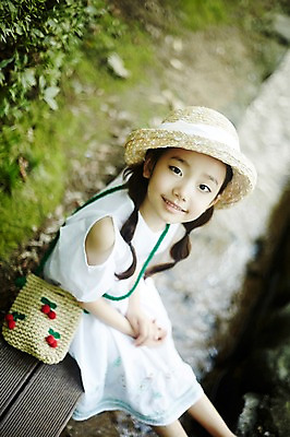 포토 JPG 주간 전신 여자 어린이 벤치 장난 물장구 한명 미소 앉기 소녀 야외 옆모습 한국인 물가 숲속 즐거움 밀짚모자 소녀한명만 국내포토 자연요소 모자_잡화 1 감정 뷰포인트 의자 모션 물놀이 표정 사람 동양인 풍경 숲 여자한명만 소녀만 파일형식