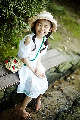 포토 JPG 주간 전신 여자 어린이 벤치 장난 물장구 윙크 한명 미소 앉기 소녀 야외 옆모습 한국인 물가 숲속 즐거움 밀짚모자 소녀한명만 국내포토 자연요소 모자_잡화 1 감정 뷰포인트 의자 모션 물놀이 표정 사람 동양인 풍경 숲 여자한명만 소녀만 파일형식