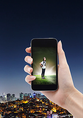 전신 PSD 편집 편집이미지 손 여자 청소년 주택 한명 서기 신체부위 스마트폰 한국인 도시 야간 범죄예방 밤길 이미지편집 자연요소 1 길 모션 사람 동양인 건물 핸드폰 스마트기기 예방 파일형식