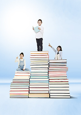 전신 PSD 편집 편집이미지 여자 어린이교육 교육 남자 어린이 서기 들기 앉기 책 세명 쌓기 한국인 가리킴 최고 일본인 이미지편집 외국인 모션 사람 동양인 손짓 파일형식