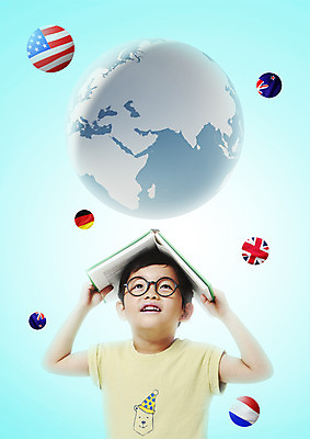 PSD 편집 편집이미지 어린이교육 교육 남자 안경 지구 어린이 영국 독일 한명 웃음 상반신 책 미국 한국인 올려보기 성조기 머리위 글로벌교육 네델란드 네델란드국기 독일국기 이미지편집 1 잡화 유럽 북아메리카 모션 표정 사람 동양인 글로벌 국기 파일형식