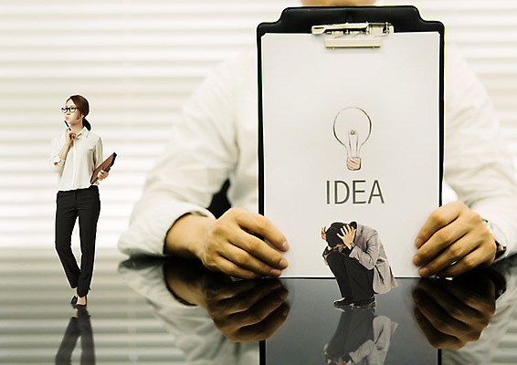 전신 PSD 편집 편집이미지 여자 남자 비즈니스 전구 아이디어 서기 앉기 성인 세명 30대 펜 다이어리 한국인 비즈니스맨 비즈니스우먼 서류판 이미지편집 컨셉 모션 사람 동양인 장년 필기구 사무용품 직장인 파일형식