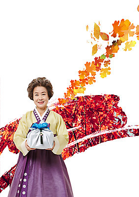 PSD 편집 편집이미지 한국전통 여자 명절 단풍 캘리그라피 선물 한명 웃음 들기 상반신 성인 추석 한국인 가을 보자기 60대 한복 추석선물 노인여자한명만 이미지편집 1 전통 계절 기념일 노년 잎 모션 한국 표정 사람 동양인 전통의상 여자한명만 노인여자만 파일형식 천_직물 명절선물