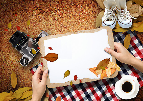 PSD 편집 편집이미지 손 종이 커피 여행 낙엽 프레임 한명 신체부위 카메라 가을 커피잔 스니커즈 돗자리 이미지편집 1 계절 음료 운동화 잎 잔 사람 전자제품 파일형식