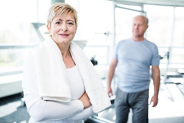 포토 JPG 외국인 여자 노년 남자 실내 건강 성인 두명 아웃포커스 수건 팔짱 헬스 헬스장 의료성형뷰티 국내포토 모션 촬영기법 사람 인종 내부 위생용품 운동 파일형식