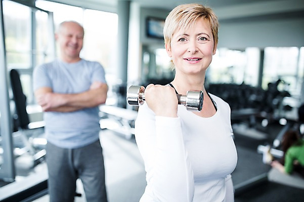 포토 JPG 외국인 여자 노년 남자 실내 건강 성인 두명 아웃포커스 헬스 아령 헬스장 팔운동 의료성형뷰티 국내포토 촬영기법 사람 인종 내부 운동 파일형식
