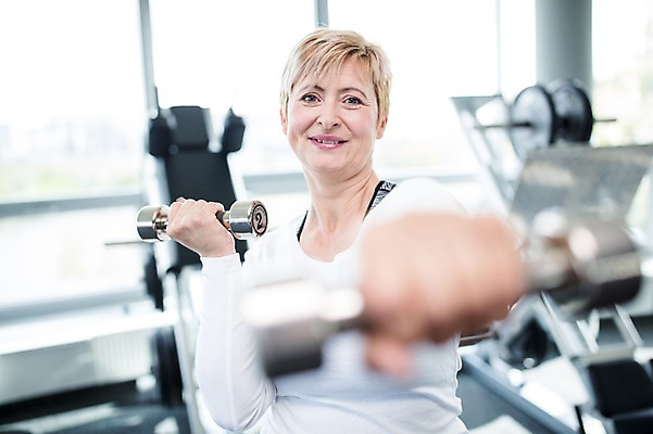 포토 JPG 외국인 여자 노년 실내 건강 한명 성인 헬스 아령 헬스장 팔운동 의료성형뷰티 국내포토 1 사람 인종 내부 운동 파일형식