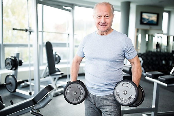 포토 JPG 외국인 노년 남자 실내 건강 한명 성인 헬스 아령 헬스장 팔운동 의료성형뷰티 국내포토 1 사람 인종 내부 운동 파일형식