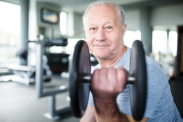 포토 JPG 외국인 노년 남자 실내 건강 한명 성인 헬스 아령 헬스장 팔운동 의료성형뷰티 국내포토 1 사람 인종 내부 운동 파일형식