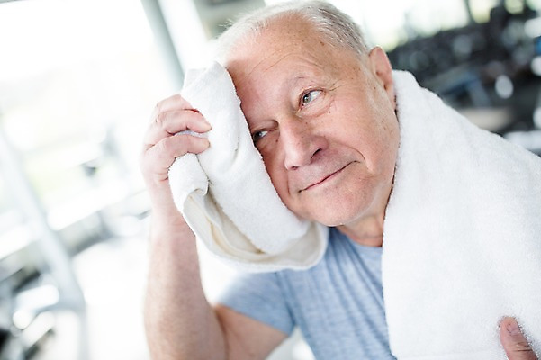 포토 JPG 외국인 노년 남자 실내 건강 한명 성인 수건 헬스 헬스장 의료성형뷰티 땀흘리기 국내포토 1 컨셉 사람 인종 내부 위생용품 운동 파일형식